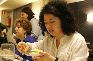 Otra de las participantes sirviéndose en la mesa