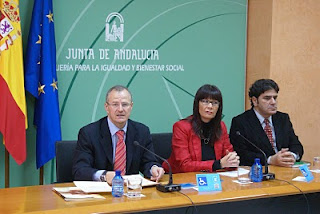 El delegado territorial de la ONCE en Andalucía, Patricio Cárceles, la consejera para la Igualdad y Bienestar Social, Micaela Navarro, y el director general de Discapacidad de la Junta de Andalucía, Gonzalo Rivas