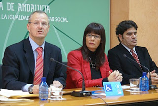 El delegado territorial de la ONCE en Andalucía, Patricio Cárceles, la consejera para la Igualdad y Bienestar Social, Micaela Navarro, y el director general de Discapacidad de la Junta de Andalucía, Gonzalo Rivas, en un momento durante la presentación de la tarjeta de aparcamiento para minusválidos