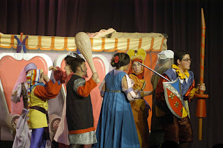 Escena colorista de los divertidos miembros de Cacatúas