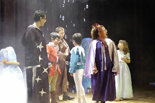 Las burbujas caen sobre el escenario en un momento de la representación de Cachiruela