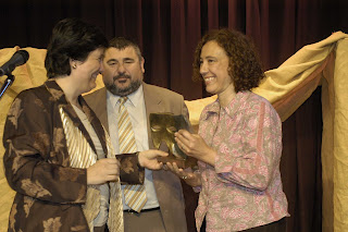 Lola Mendoza recoge la estatuilla de manos de la vicepresidenta tercera del Consejo General en presencia del presidente del Consejo Territorial