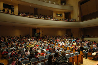 Un aspecto de la sala Joaquín Turina llena de público infantil, donde se celebró la inauguración