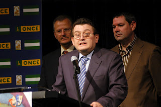 Intervención de Ángel Sánchez en la inauguración, junto al delegado territorial y al delegado de la Junta en Sevilla