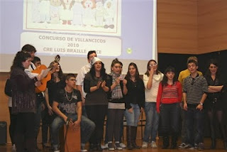 Momento durante el tercer villancico de la tarde a cargo de los alumnos de PCPI