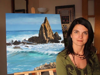 Teresa Luque junto a un paisaje del Cabo de Gata