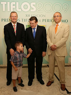 El director general de la ONCE de la mano del niño protagonista del reportaje premiado, el delegado territorial y el autor del reportaje