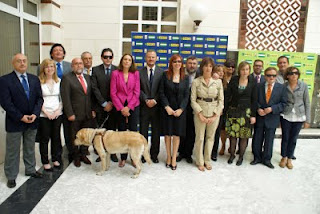Posado de familia de todos los miembros del Consejo Territorial en el patio de la Delegación Territorial