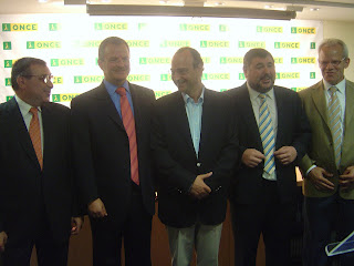 El alcalde almeriense posa con los responsables de la ONCE