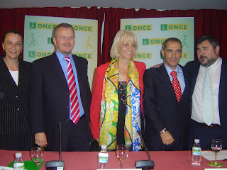 Finalizado el acto la alcaldesa posó con los responsables de la ONCE