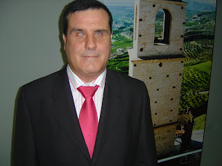 Primer plano sonriente de Emilio García