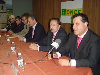 Emilio García junto a los representantes de la ONCE en un momento de su intervención