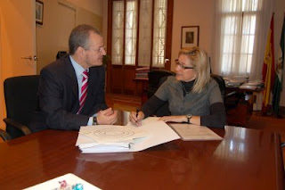 Patricio Cárceles conversa con Carmen Tovar en su despacho de la Delegación de la Junta en Sevilla