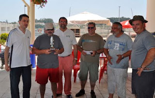 Alberto Morillas, ganador del premio a la pieza mayor y director de la ONCE en Granada, posa junto al director de la ONCE en Algeciras, Alberto Ríos y sus compañeros de competición