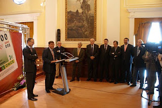 Plano general de los asitentes al acto de presentación del cupón dedicado al 125º aniversario de Unicaja