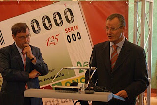 Patricio Cárceles, en primer plano, en un momento durante su intervención. En segundo plano, Ángel Fernández, director de la División de Secretaría General de Unicaja 