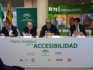 El presidente del CERMI-Andalucía, José Manuel Porras junto al viceconsejero de Igualdad y Bienestar Social, José María Oliver durante su intervención en la firma del Pacto Andaluz por la Accesibilidad