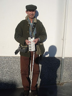 Alejandro Romero muestra una tira de cupones