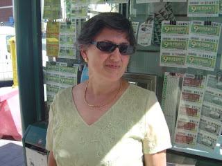 Primer plano de Ana Vico frente a su kiosco en Parque Alcosa, Sevilla