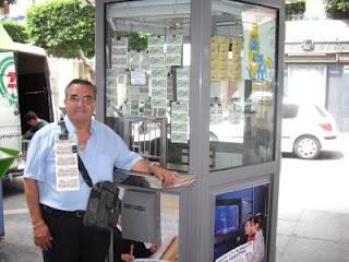 José Aguirre junto a su kiosco