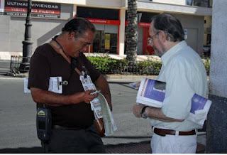 Juan Manuel Alonso, vendiendo a un cliente