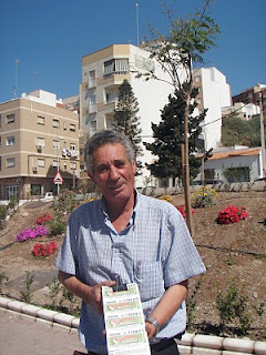 Juan Fernández López mostrando unos Cuponazos