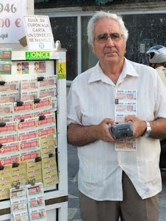 Manuel Trujillo con el TPV en sus manos en su puesto de venta