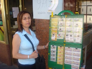 María Gracía junto a su punto de venta con el mostrador de cupones