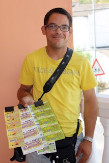 Raúl Godino, sonriente, muestra sus cupones