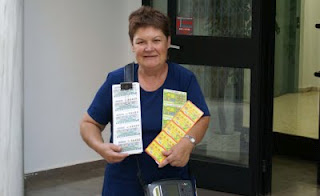 Sonriente, Rosario Sánchez con sus cupones