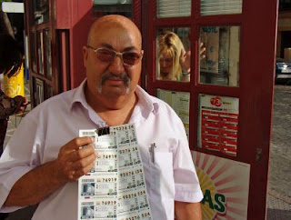 Primer plano de Antonio Contreras junto a su kiosco