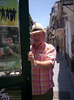 Andrés Burrezo en la puerta de su kiosco