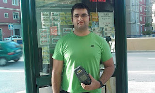 Daniel Durán frente a su kiosco con el TPV en sus manos