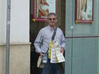 José Manuel Cortegana muestra sus cupones sonriente