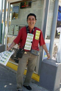 Manuel García muestra feliz sus cupones a las puertas de la sede de la ONCE en Huelva