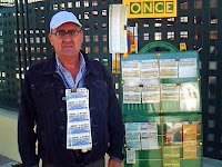 Salvador Arjona con sus cupones