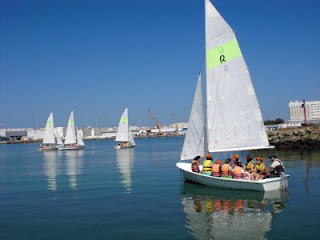Bella estampa de las embarcaciones haciéndose a la mar