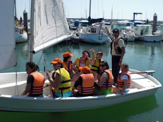 Los participantes, con sus chalecos salvavidas, felices en su embarcación