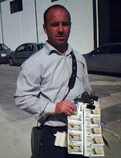 Primer plano de Miguel Ángel enseñando sus cupones