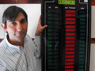 Miguel Ángel Camacho junto al panel de números premiados de la Delegación Territorial