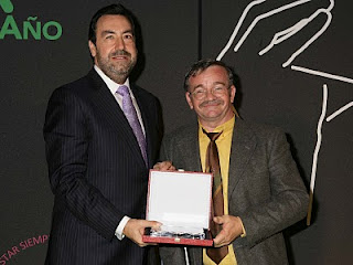 Miguel Carballeda entrega el galardón al vendedor del año en Algeciras, Juan Corrales