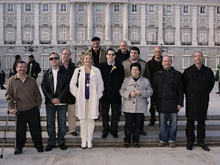 Foto de familia del día después, los vendedores del año andaluces con el fondo del Palacio Real