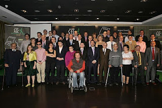Foto de familia de todos los homenajeados con Miguel Carballeda y Ángel Sánchez en el centro de la imagen