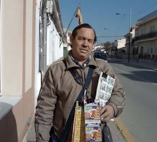 Primer plano de José Siles con sus cupones