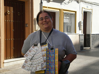 Ana se muestra sonriente llevando todos sus productos de juego a la venta