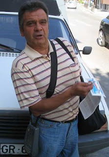 Julio Martín posa con sus cupones