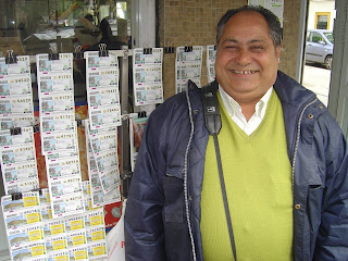 Imagen sonriente de José Rubio con sus cupones