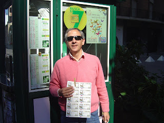Emilio García en su kiosco de Sevilla