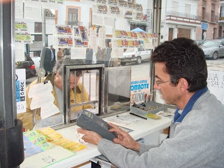 José en el interior de su kiosco