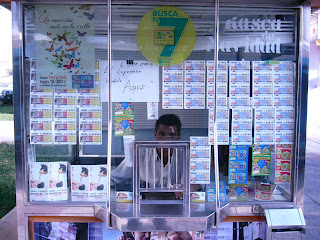 Anselmo González en el interior de su quiosco